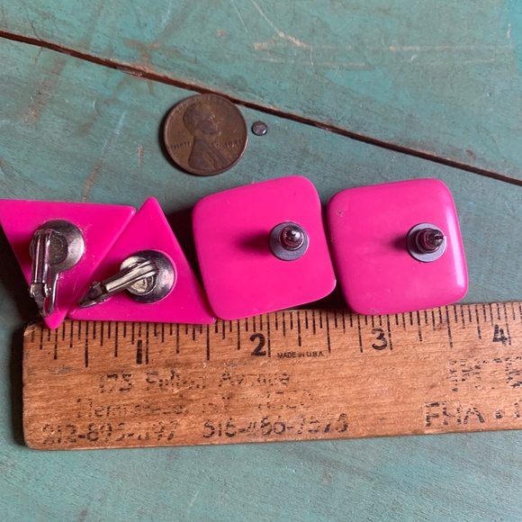💕 70's Pink Bead Necklace, Pink Square Post & Pink Triangle Clip On Earrings💕 - Picture 8 of 10